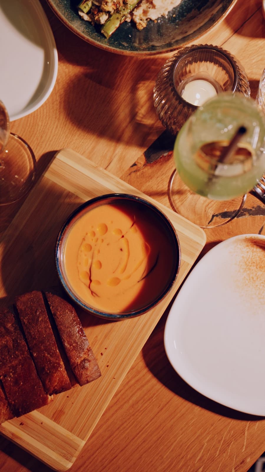 Gedeckter Tisch mit mediterranen Gerichten zum Teilen und Wein