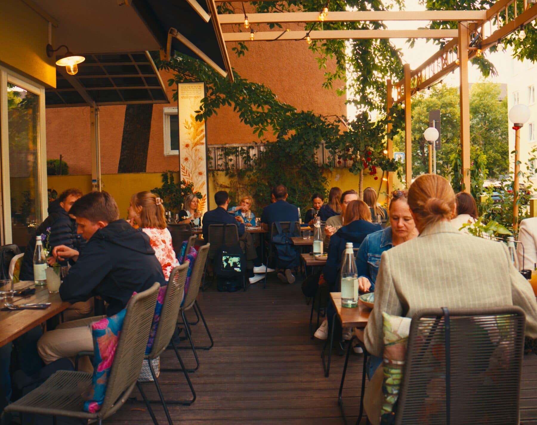 Gut besetzte Terrasse unter der Pergola