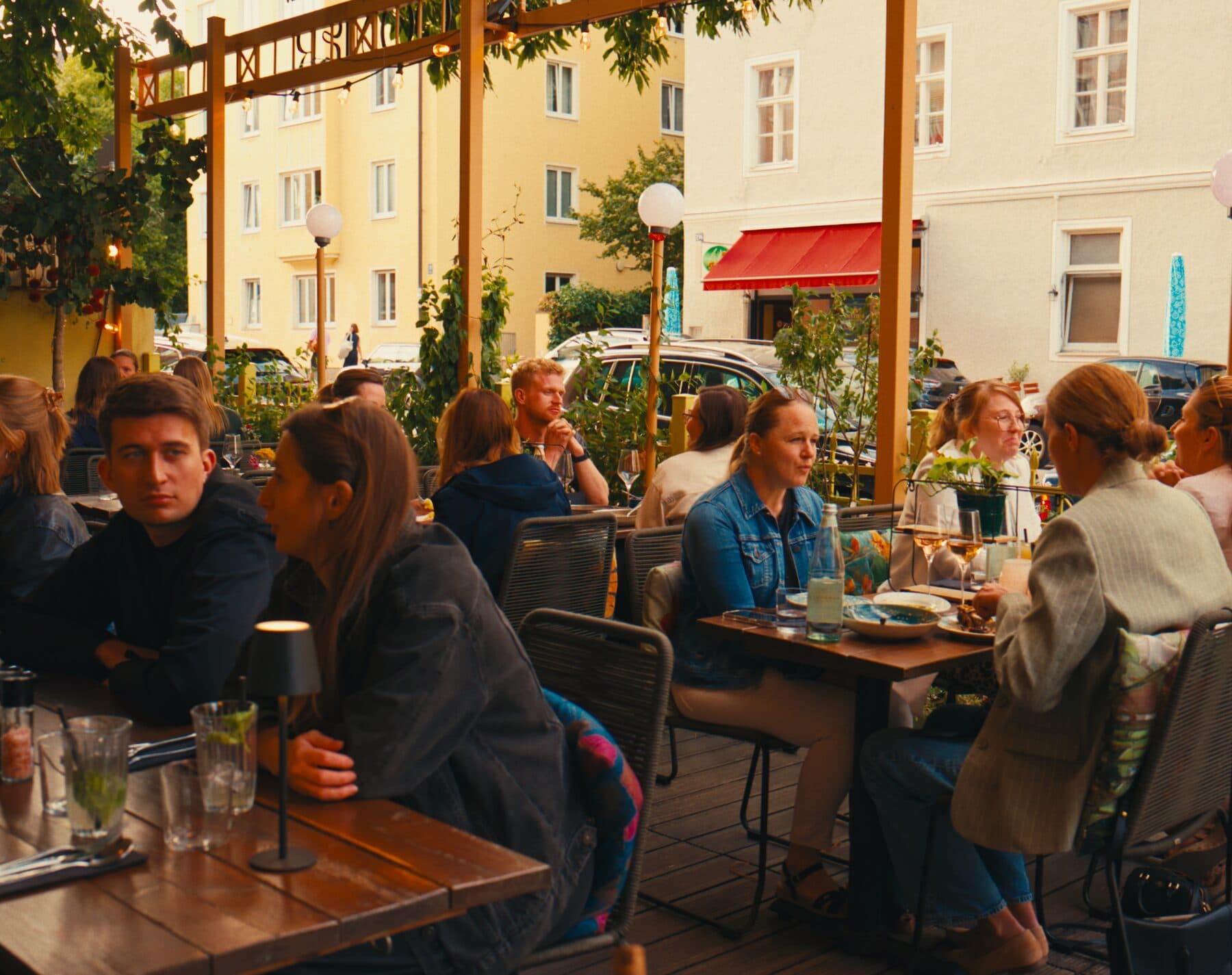 Abendstimmung auf der Terrasse mit Gästen